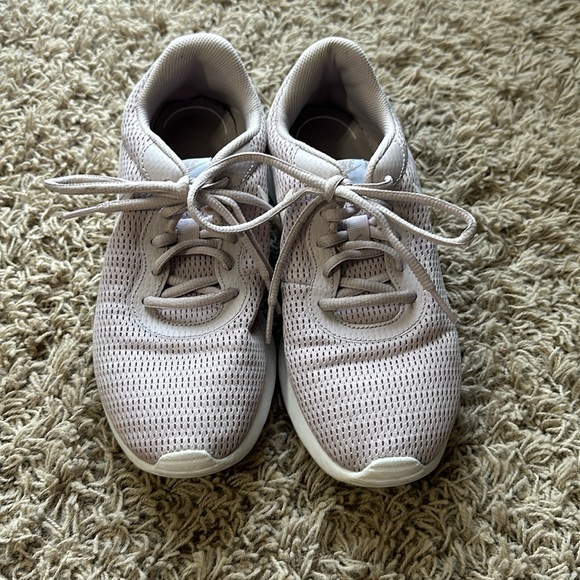 Light pink Nike tennis shoes - Picture 1 of 3